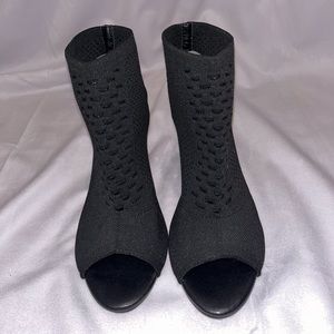 Black woven size 9 heels